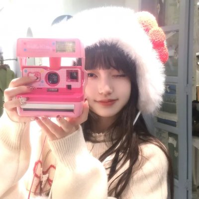 坐在酒吧里吃蛋糕